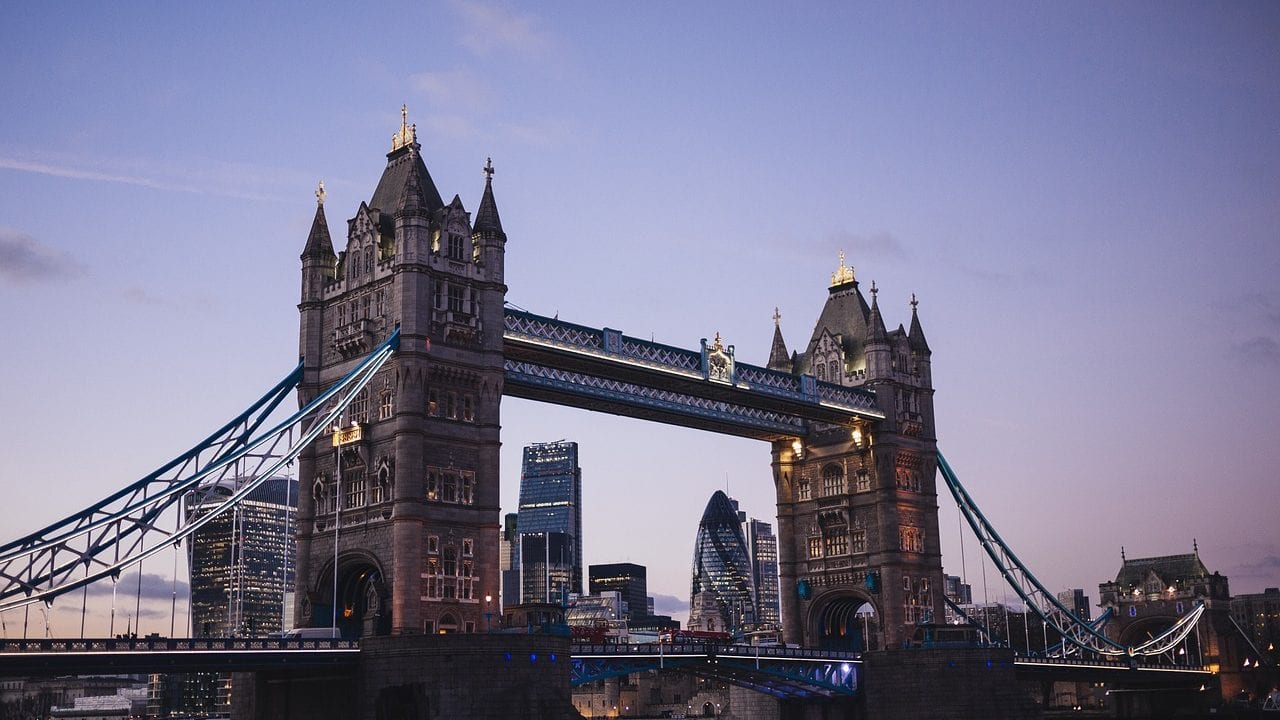 Tres monos protagonizan la tercera obra de Banksy en Londres en tres días consecutivos