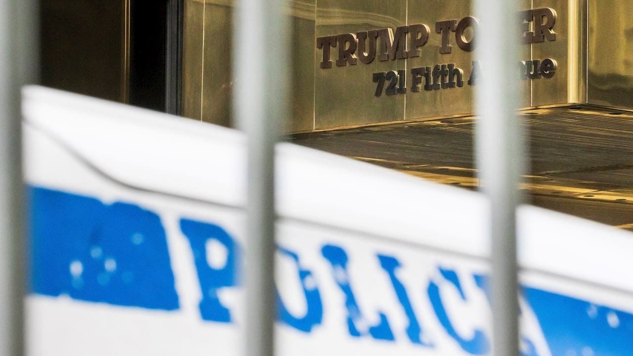 Jefe financiero de Trump se entrega a las autoridades previo a cargos formales