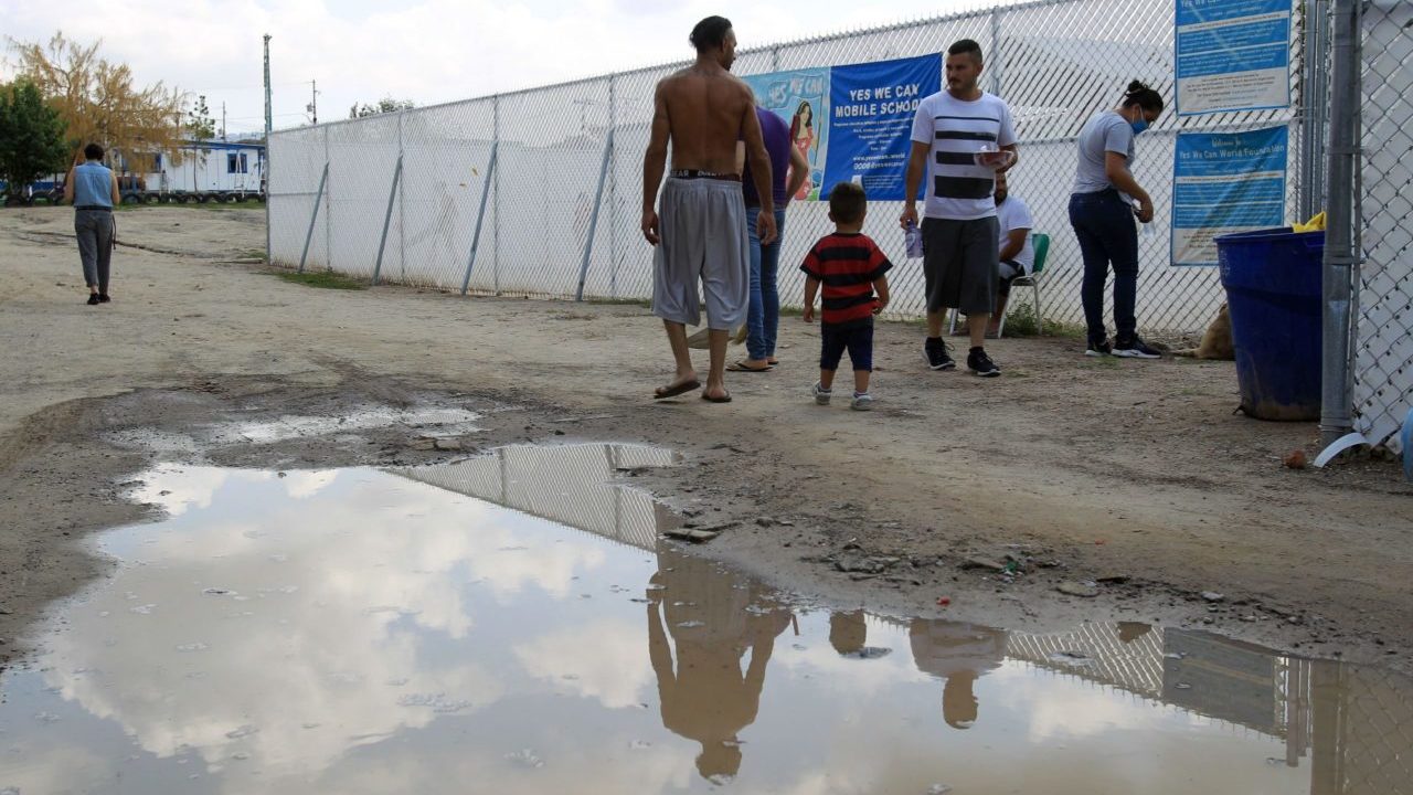 Tribunal Supremo de EU ordena a Biden restablecer política migratoria ‘Permanecer en México’