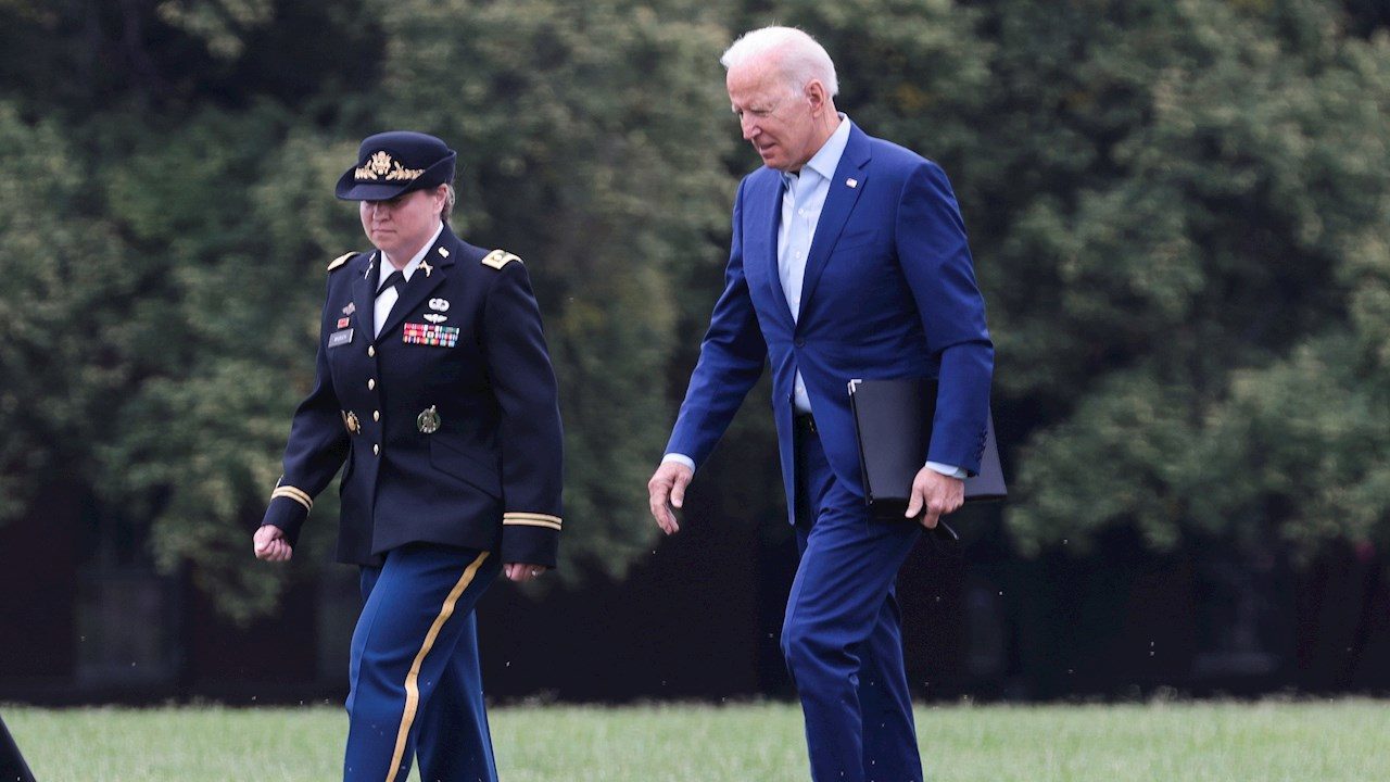 Biden defiende la retirada militar de Afganistán, pese a caos en Kabul
