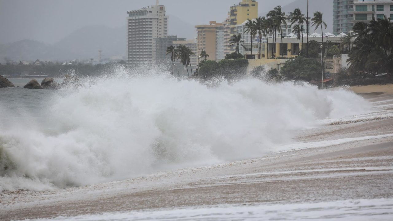 Nora se intensifica a huracán categoría 1; alerta en Jalisco, Nayarit y BCS