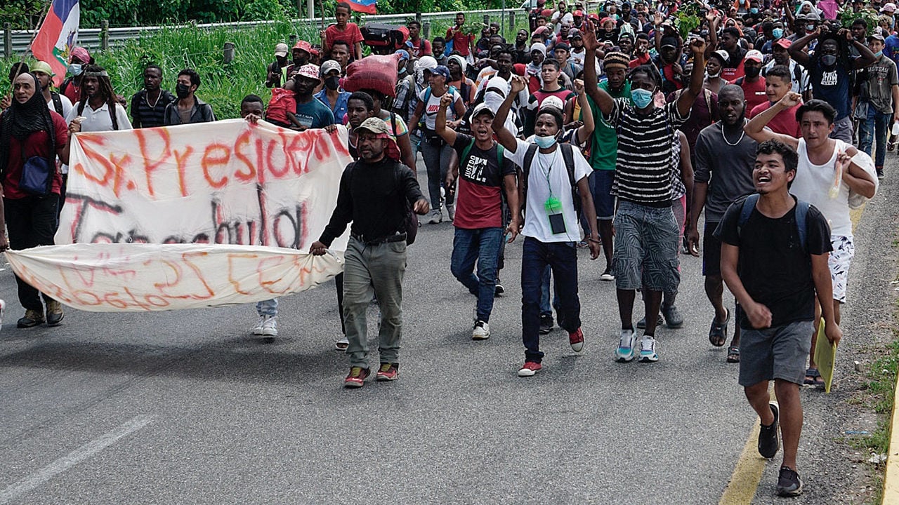 Una caravana de migrantes haitianos sale desde el sur de México en dirección a EE.UU.
