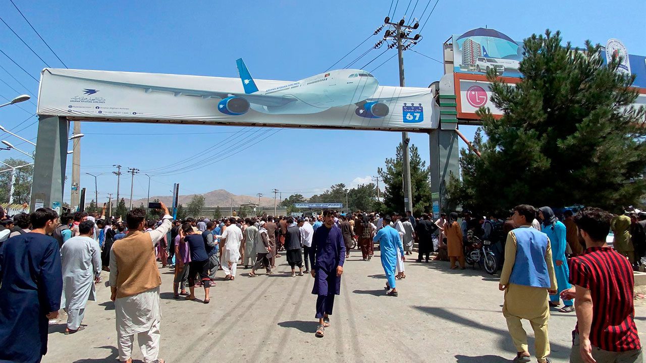 Encuentran restos humanos en avión militar de EU procedente de Kabul