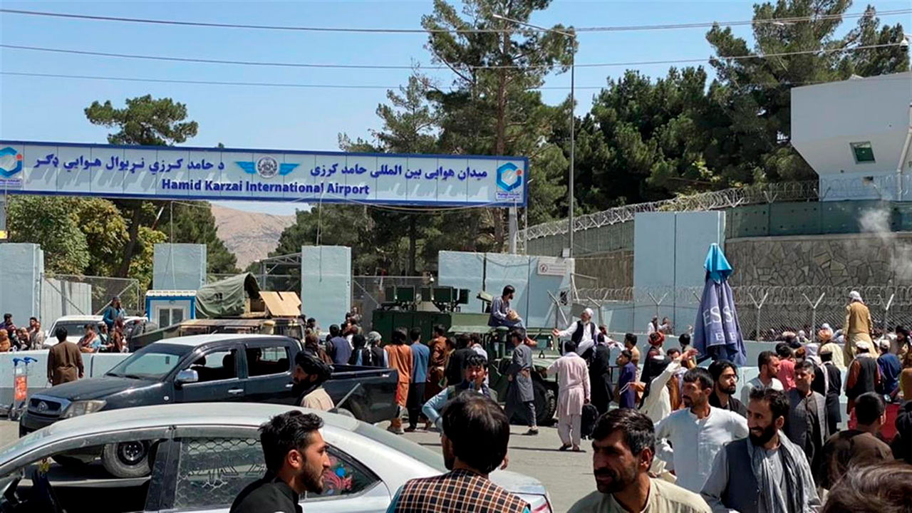 EU investiga muertes civiles tras caos en el aeropuerto de Kabul