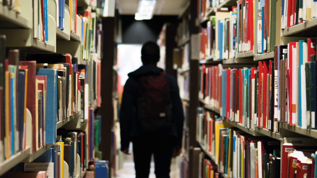 Estudiantes internacionales entran a universidades de EU, pero batallan por su visa