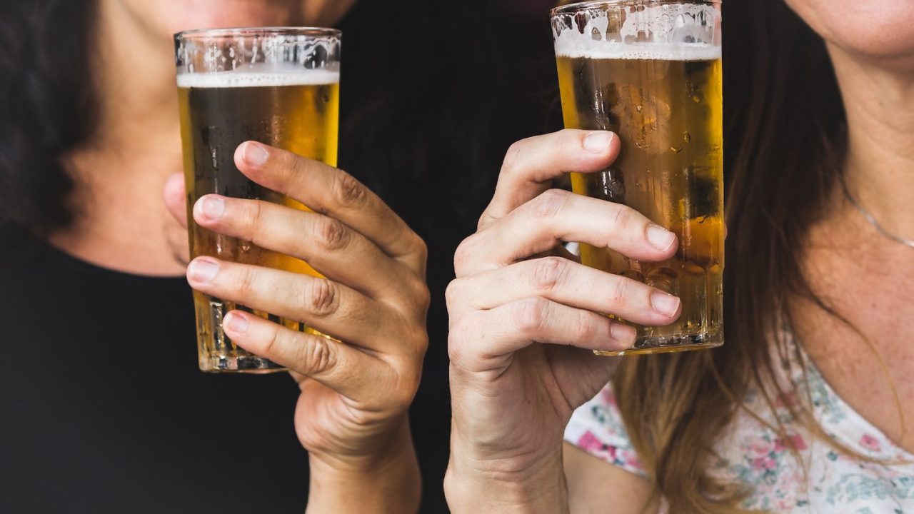 Cerveceras prevén más beneficios tras aumento de precios y baja en algunos costos
