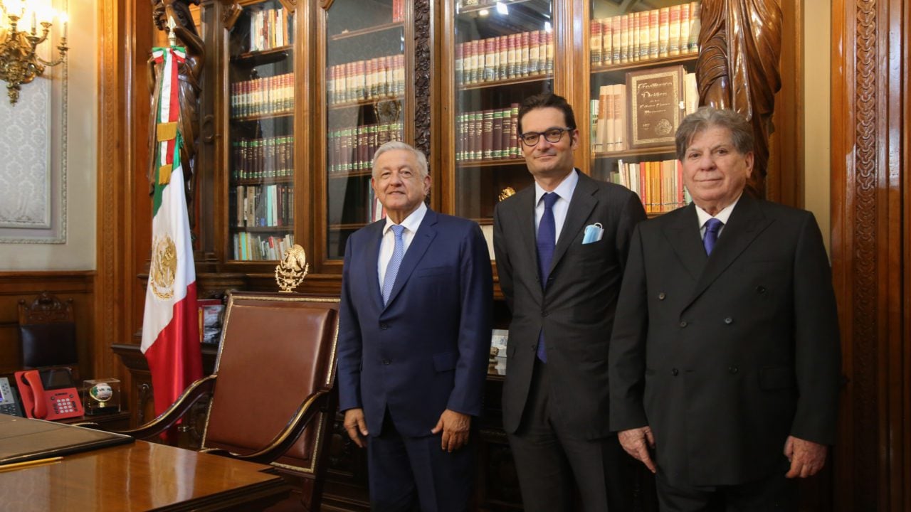 AMLO crítica a ‘El País’ y ‘Milenio’ pero conversa ‘cordialmente en privado’ con sus directivos