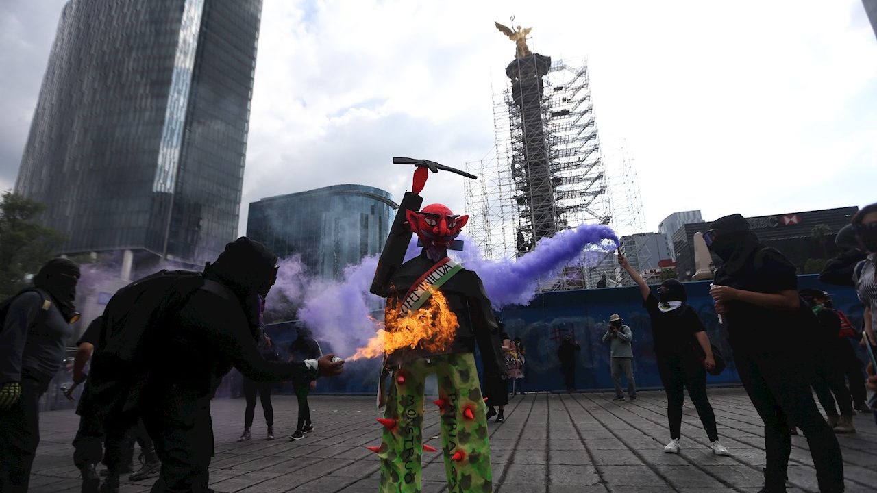 Feministas protestan en el Ángel de la Independencia a 2 años de haberlo pintado