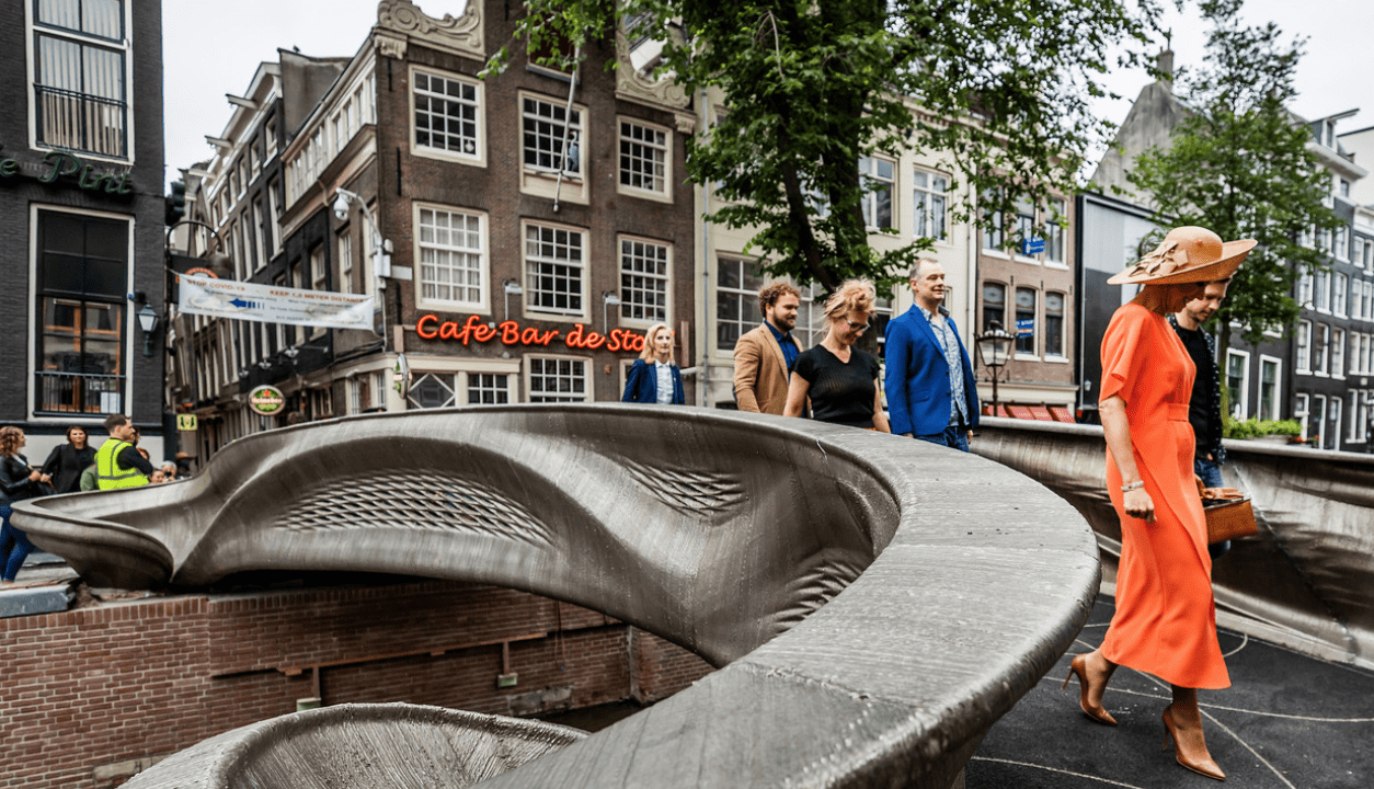 Instalan primer puente de acero impreso en 3D sobre en canal de Ámsterdam