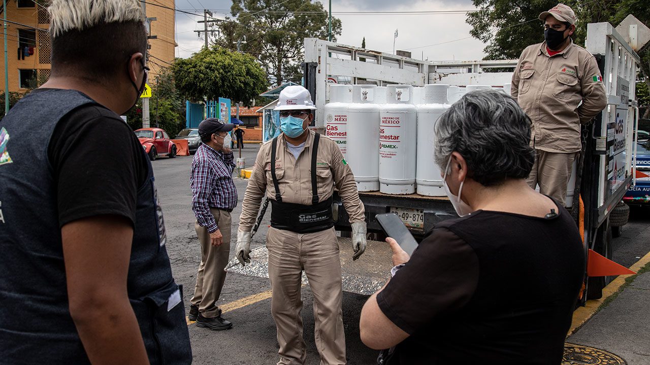 Fotogalería | Decidimos comprar el gas Bienestar para probar si están llenos: vecinos de Iztapalapa