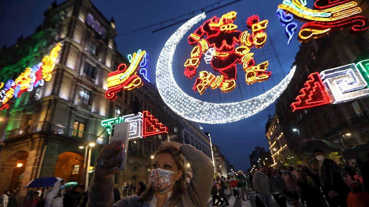 Así es la iluminación del Zócalo por los 500 años de ‘resistencia indígena’