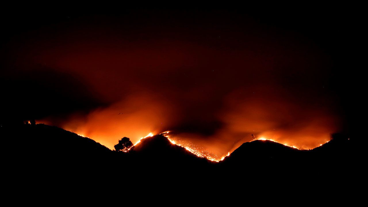 Incendio forestal en EU amenaza ciudad y centro de esquí de Nuevo México