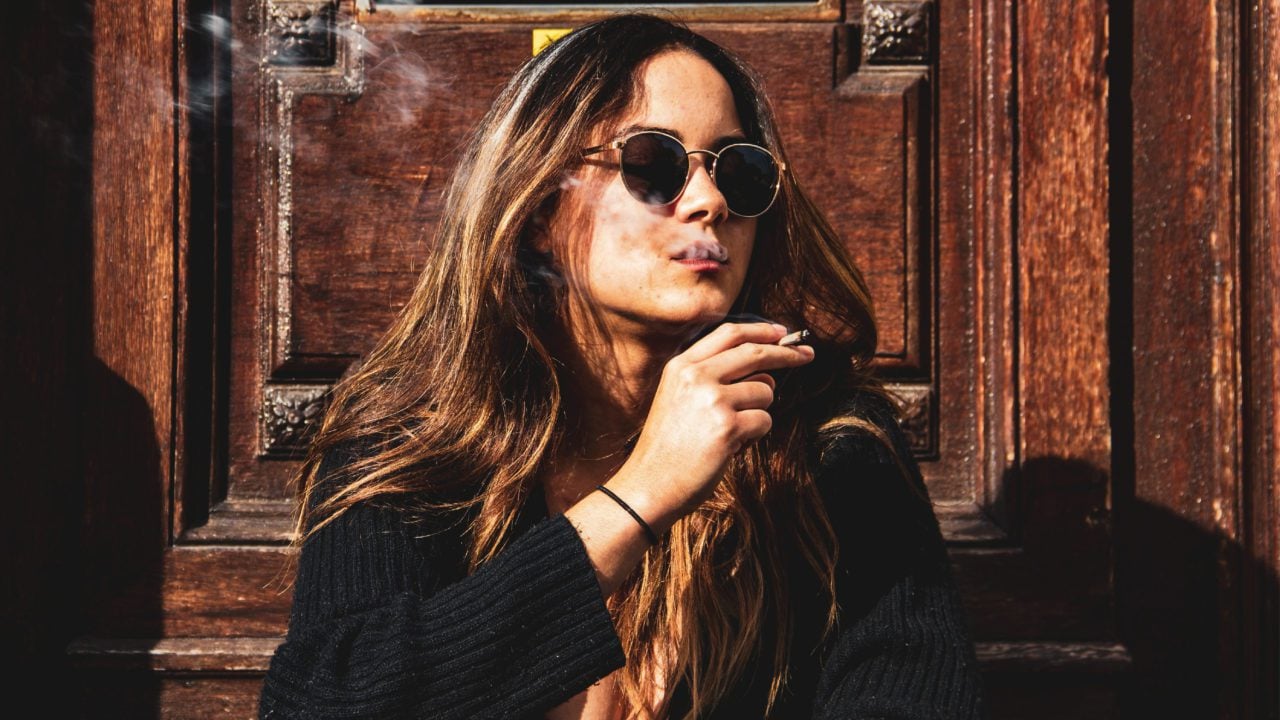 Mujeres fuman menos que los hombres, pero les cuesta más dejar el tabaco: estudio