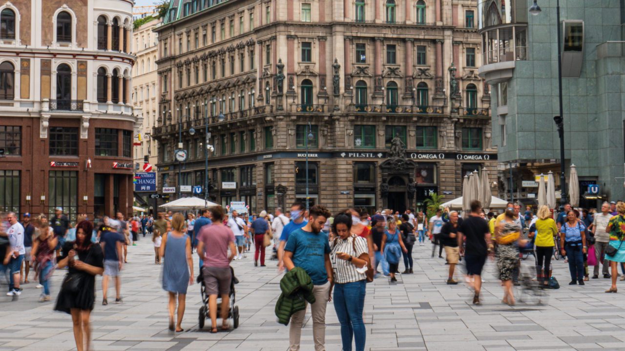Cafetería en Austria recibe solo a clientes sin vacunar