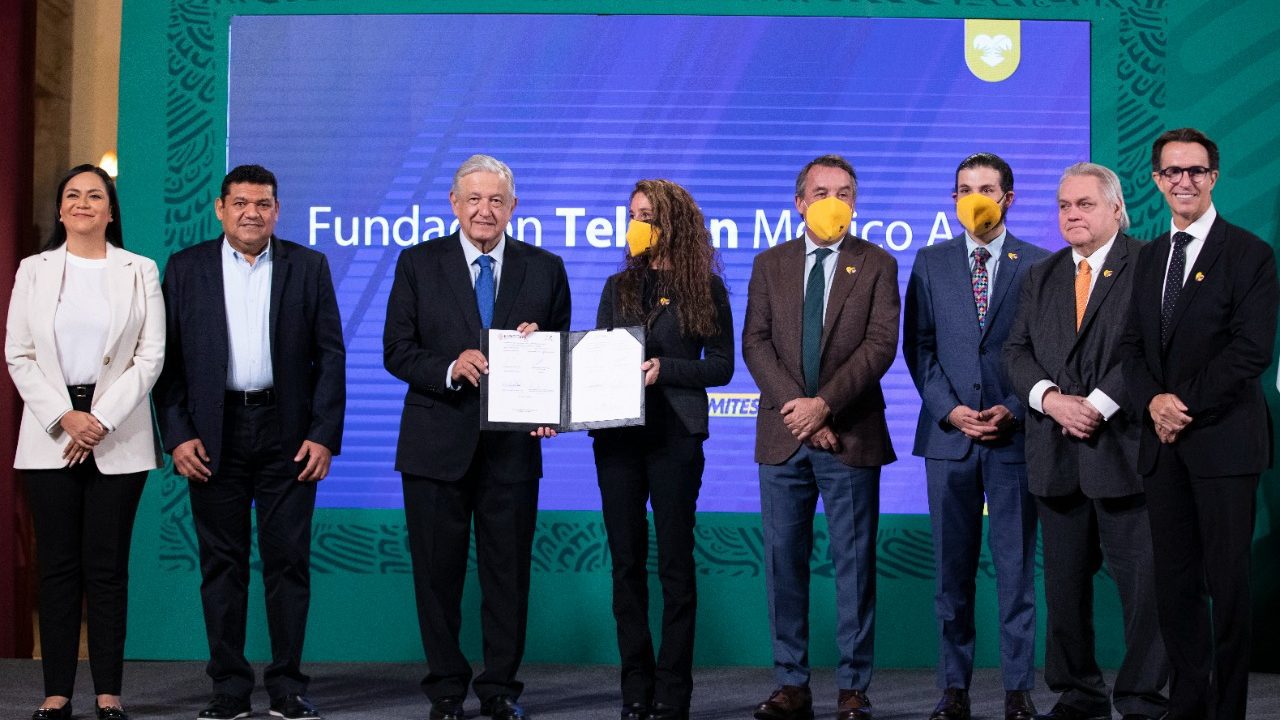 AMLO y Teletón signan convenio para atender a 20 mil niños con discapacidad
