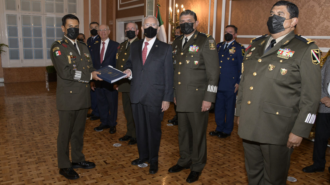 Entrega SCT título de concesión a militares para operación del AIFA