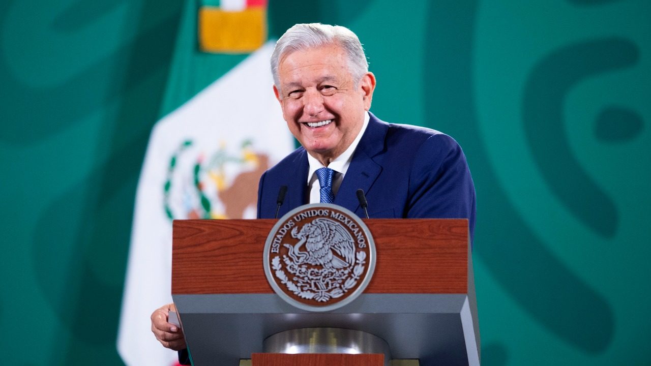 AMLO celebra retorno a clases: ‘me tocó levantar a las 6 a mi hijo Jesús’