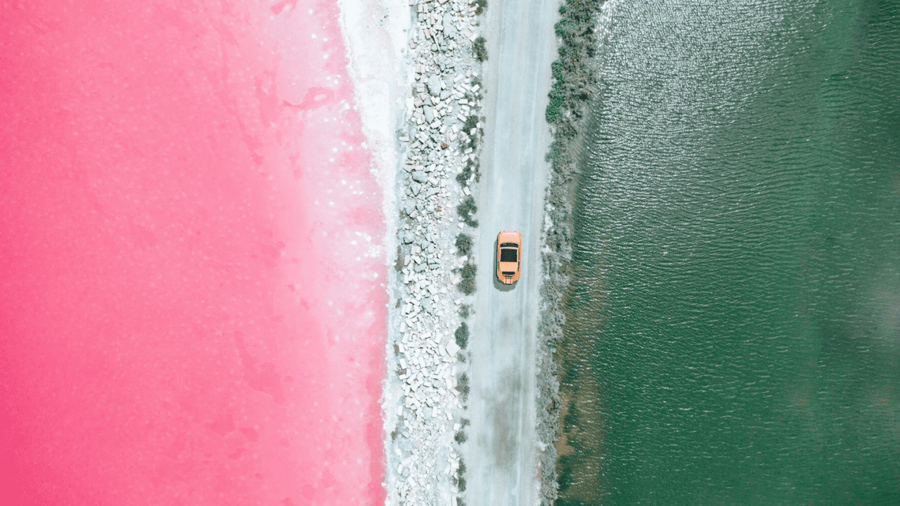 Deslúmbrate con fotos virales de los paisajes de agua rosada en Francia