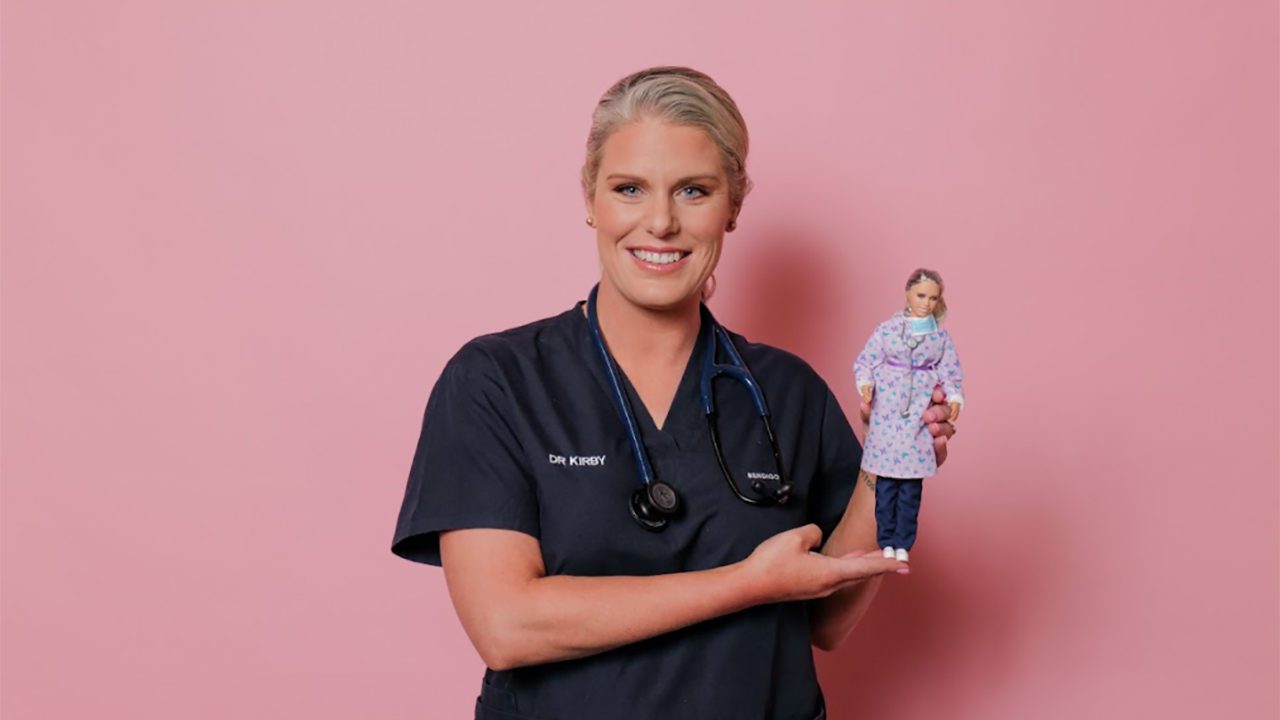 Muñecas heroínas, el tributo de Barbie a las mujeres que luchan contra el COVID-19