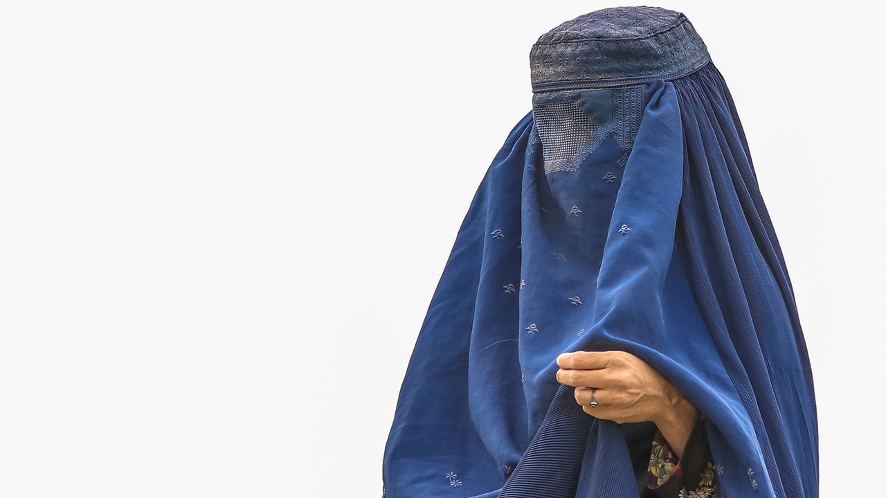 EU ve como una ofensa a derechos humanos el burka obligatorio en Afganistán