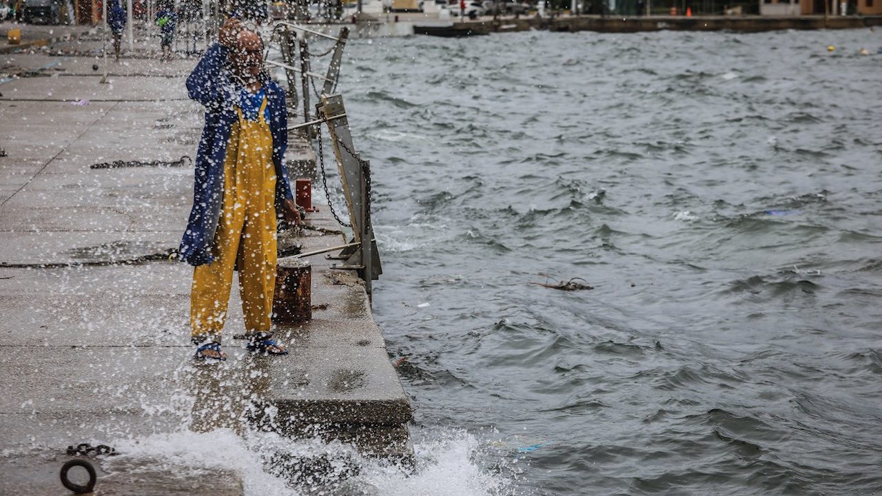 Nora se desplaza en paralelo a costa de México, causa daños por torrenciales lluvias