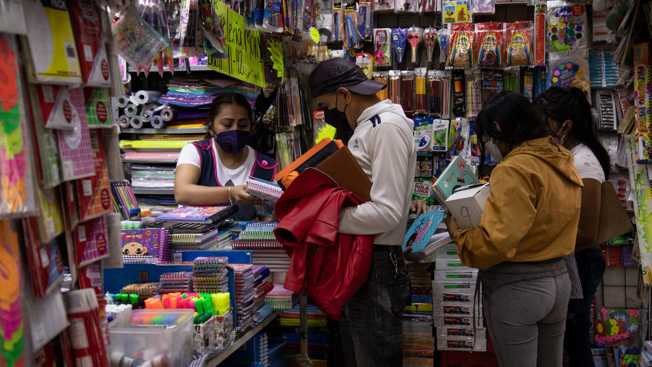 ‘Difícil recuperar venta de útiles’, dicen comerciantes ante retorno a aulas