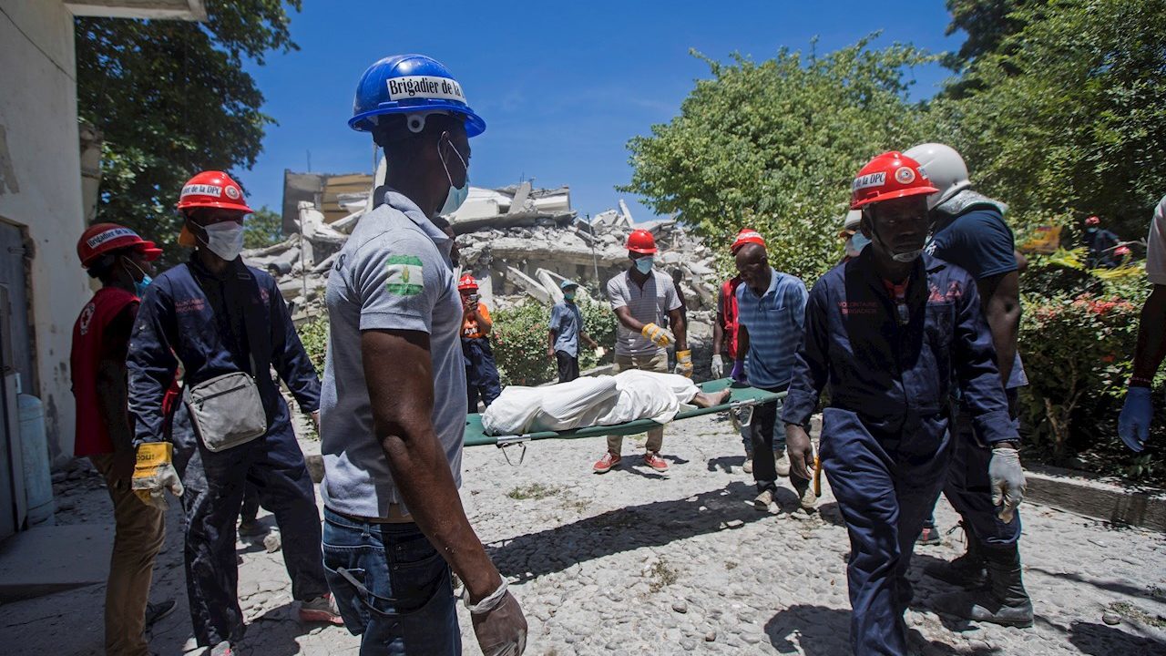EU envía equipo de rescate a Haití, que suma 724 muertos por terremoto