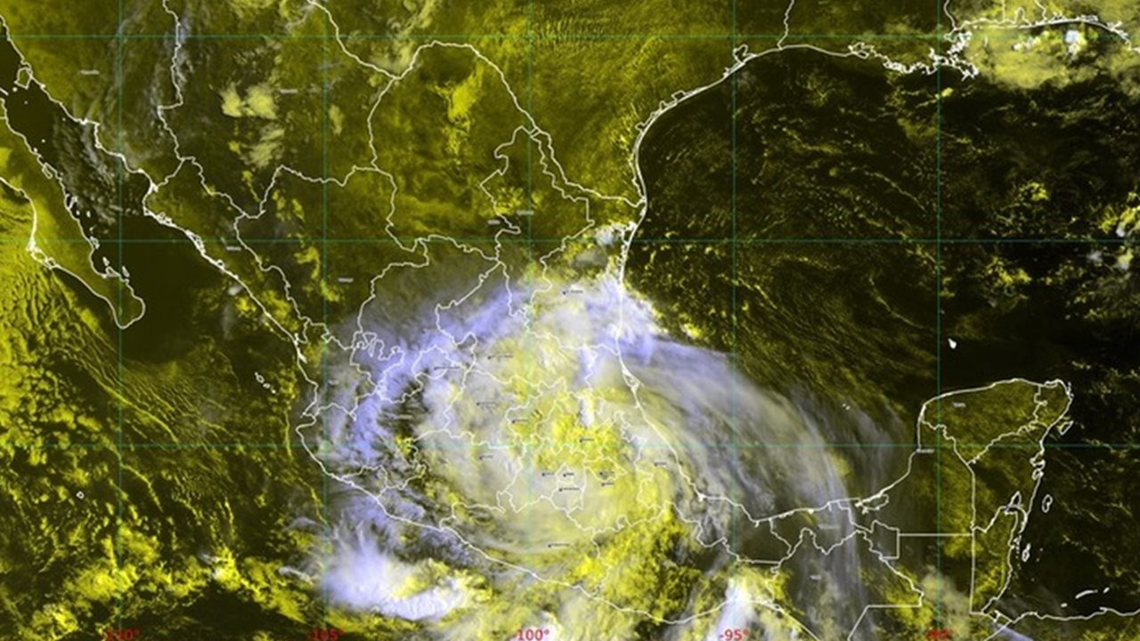Grace se debilita a tormenta tropical; aún provoca lluvias intensas en 16 estados