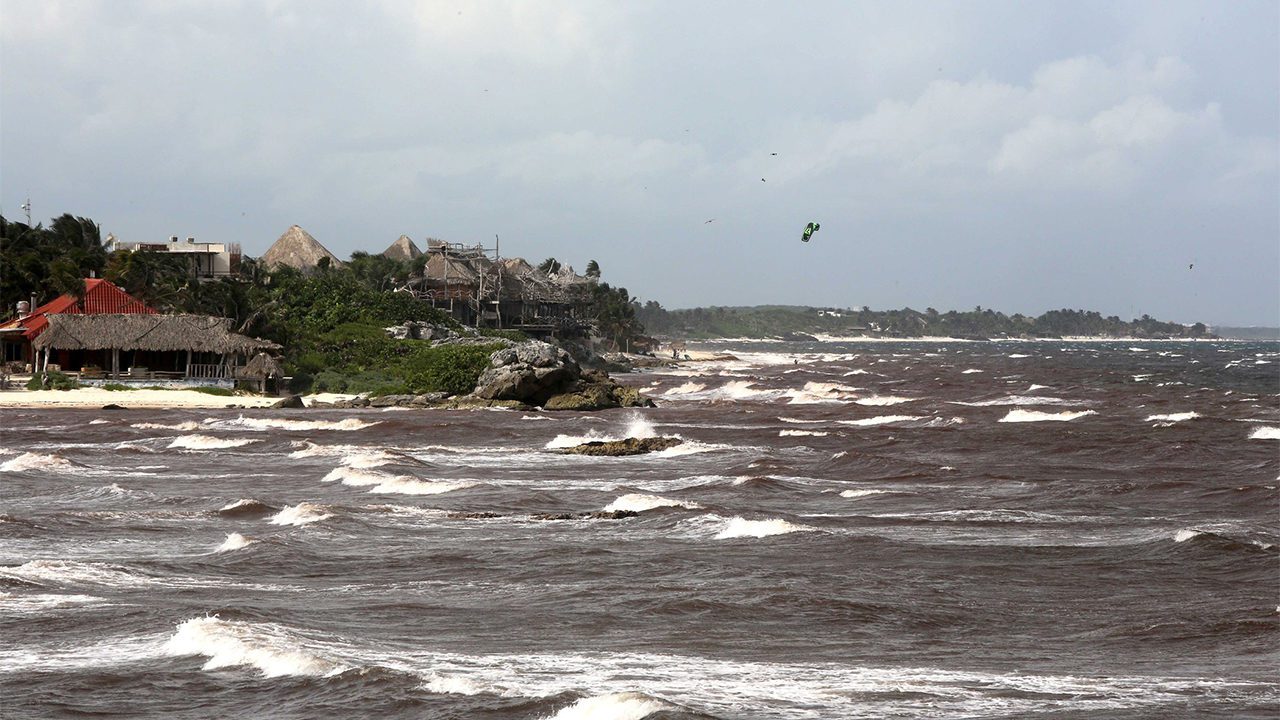 Grace se debilita a tormenta tropical, pero volvería a ser huracán el viernes