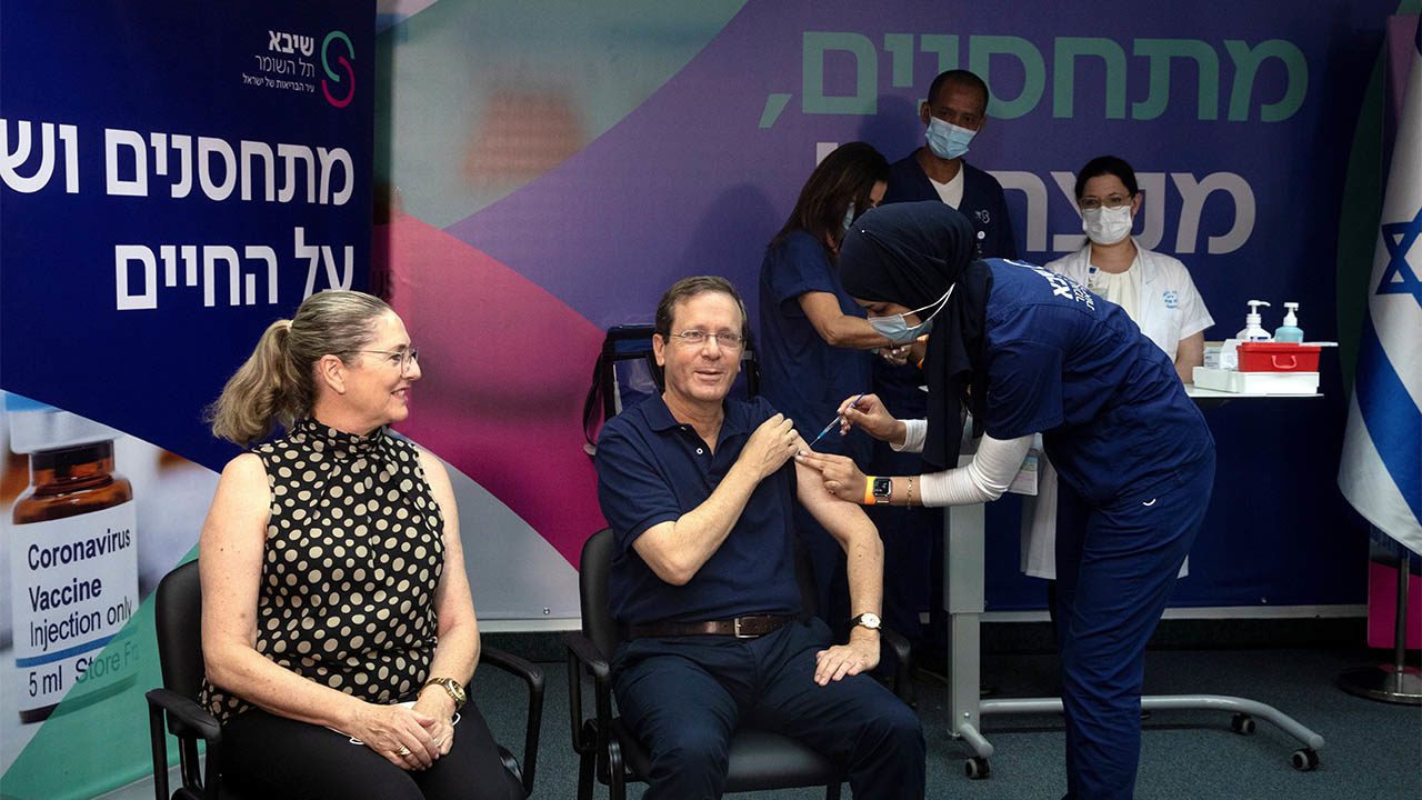 Israel arranca aplicación de tercera dosis de vacuna contra Covid-19 a mayores de 60 años