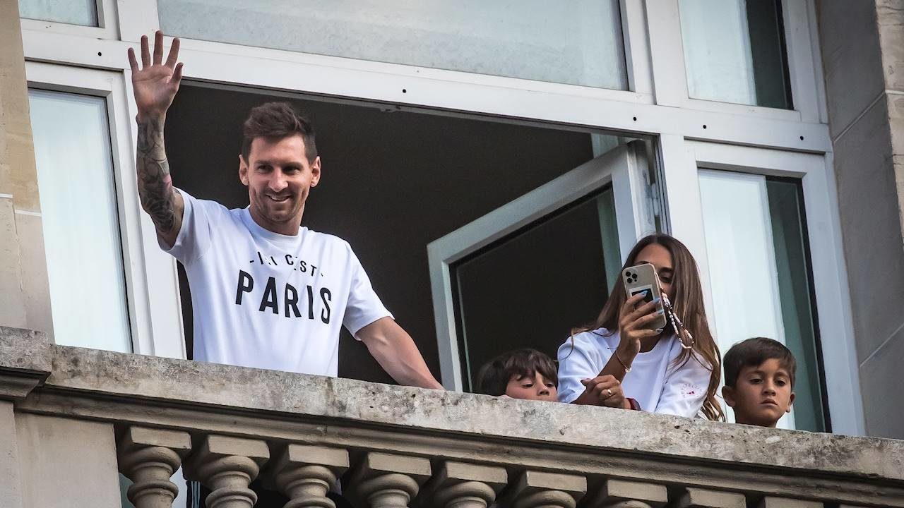 El PSG despliega su alfombra roja: Messi pasa la revisión médica y visita el estadio