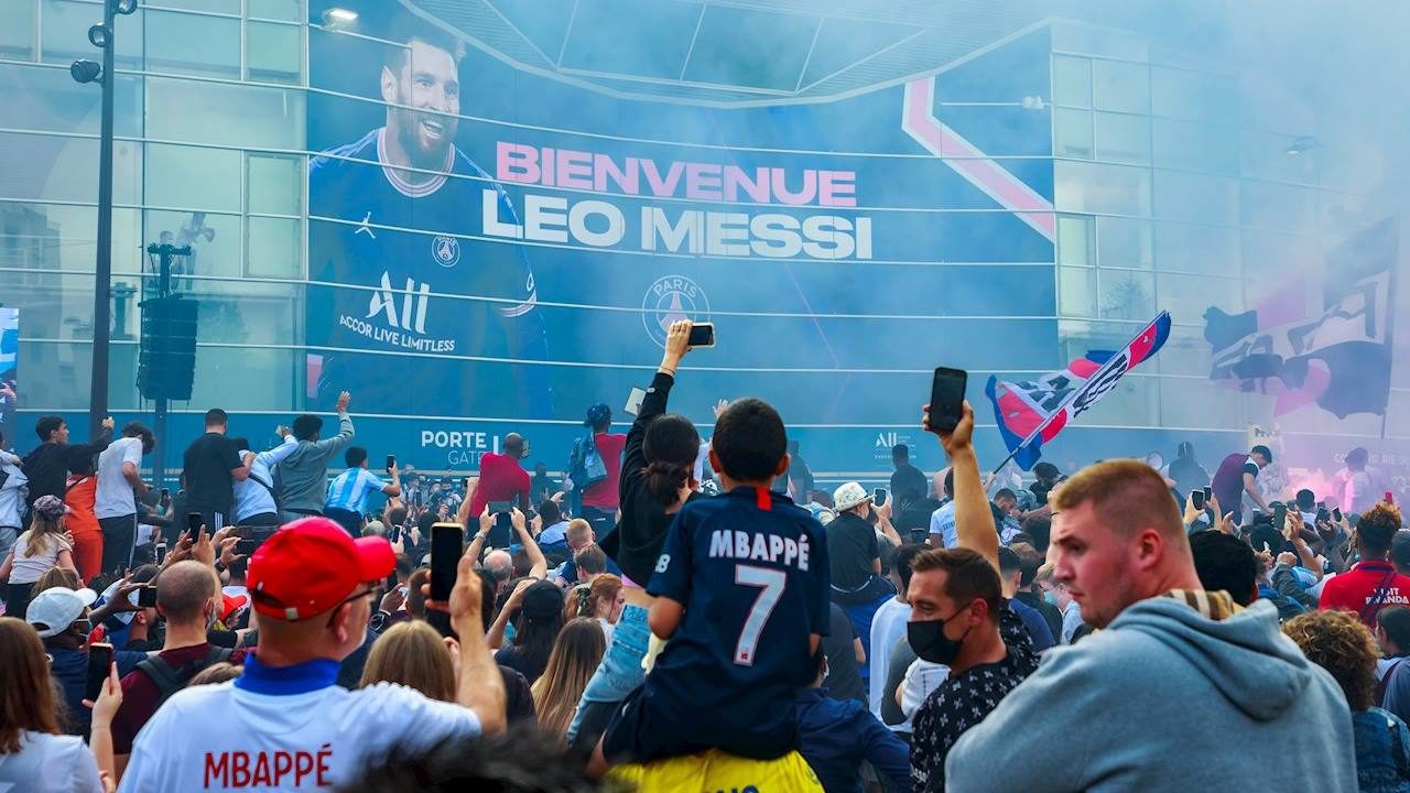 Messi mueve multitudes en París; cientos corren a comprar su playera