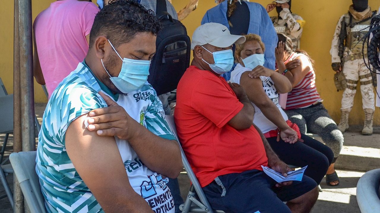 Migrantes en campamento de Tijuana reciben vacuna contra Covid-19