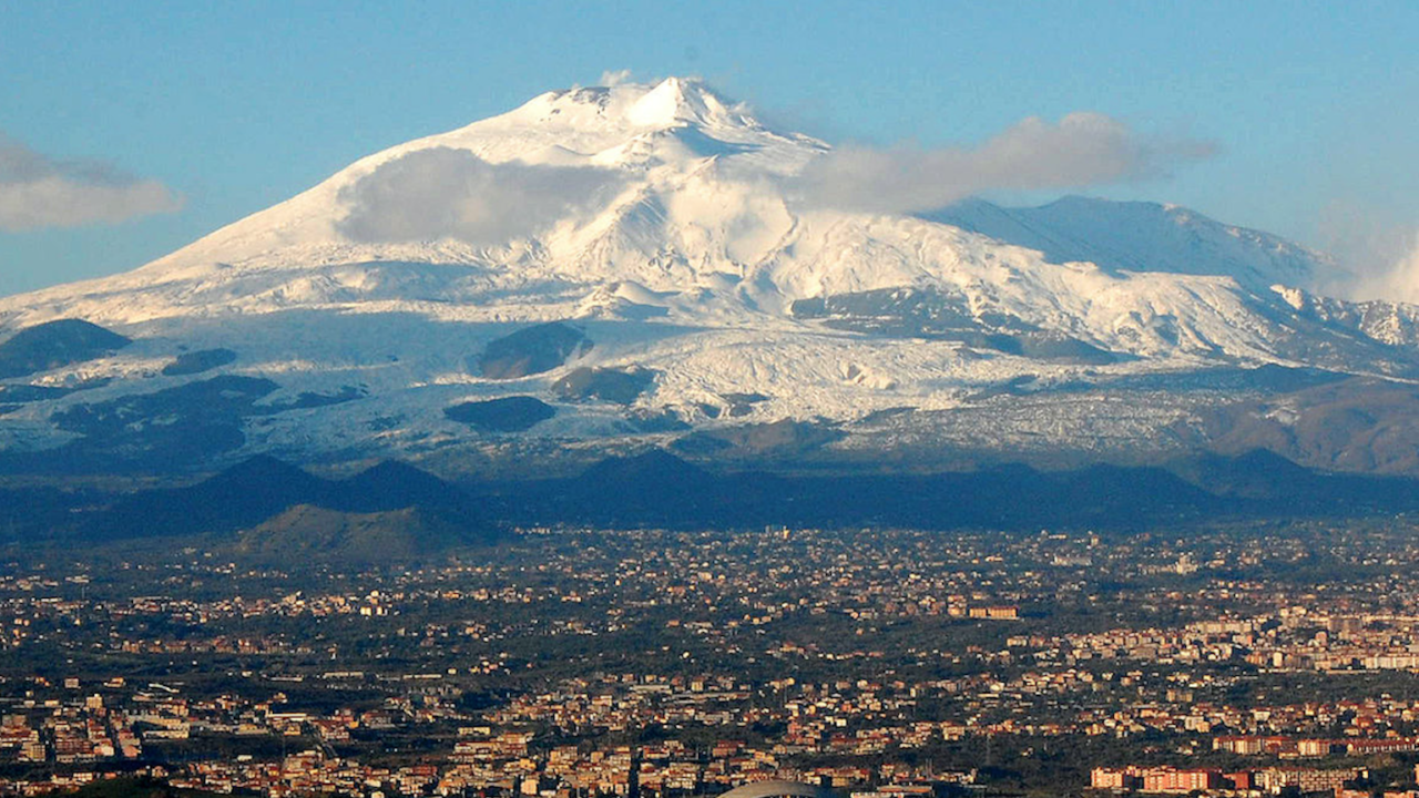 Volcán italiano Etna revela crecimiento acelerado de 30 metros en 6 meses