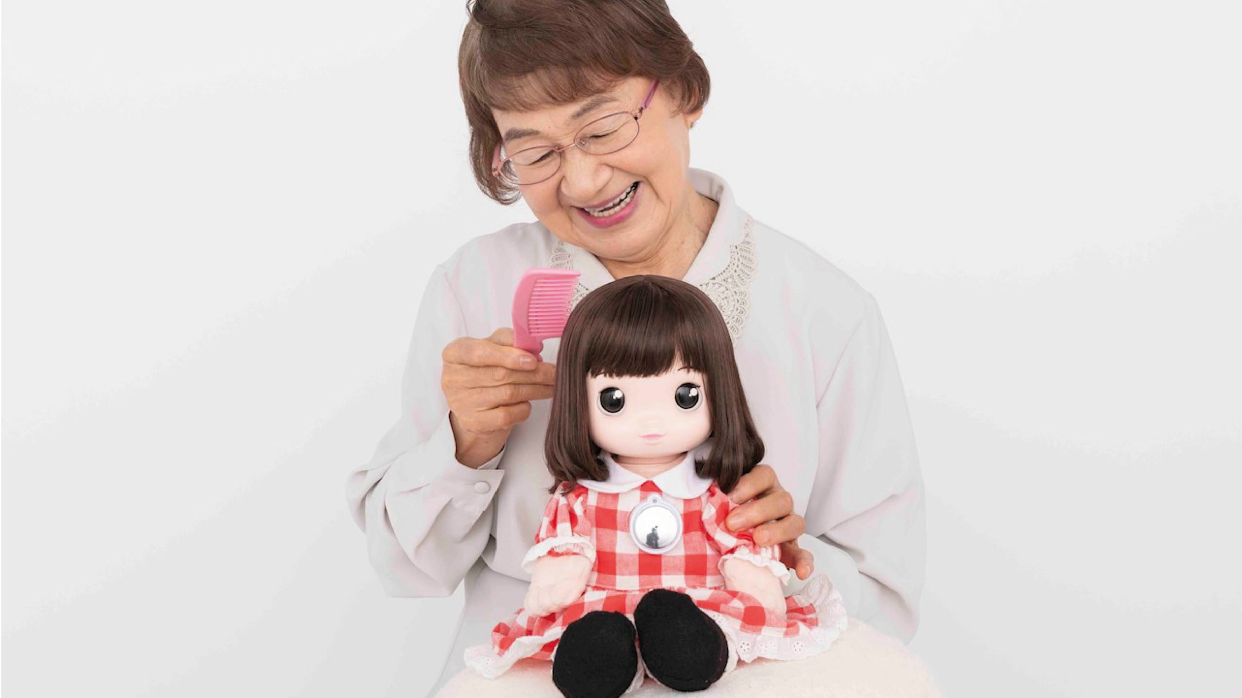 Desarrollan muñeca con IA que promete aliviar efectos del aislamiento social