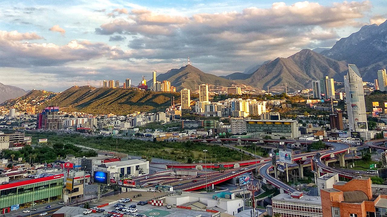 Por ola de contagios, NL cierra antros, bares; si no cumplen, serán sancionados con 1 mdp
