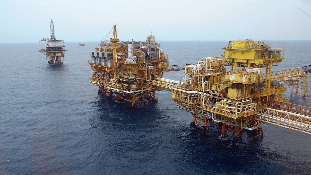 Incendio en plataforma de Pemex frena producción de 421,000 barriles diarios