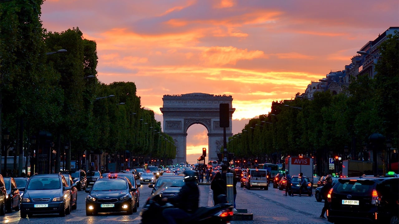Turistas vuelven a París tras la pandemia, pero asiáticos y estadounidenses siguen lejos