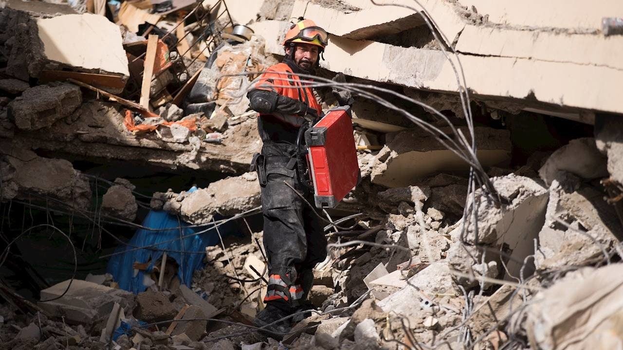 Los Topos mexicanos buscan sobrevivientes del sismo de Haití con un escáner