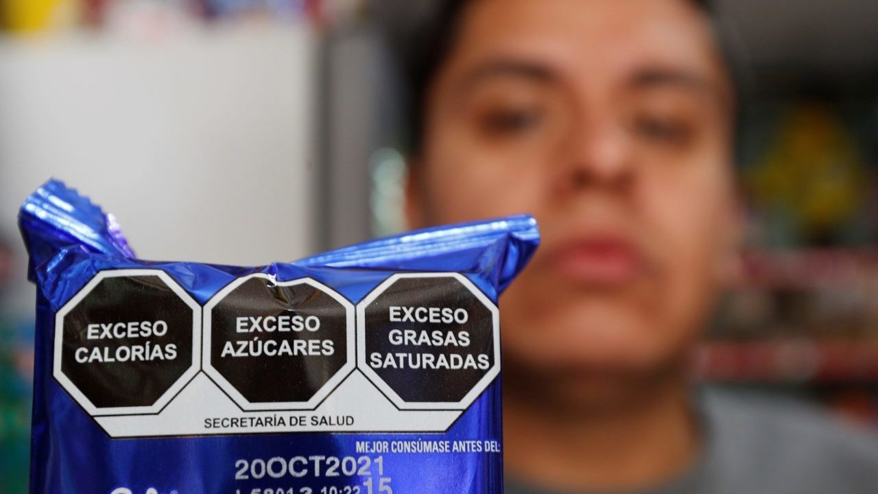 Libro acusa a industria alimentaria de influir en política y ciencia mexicana