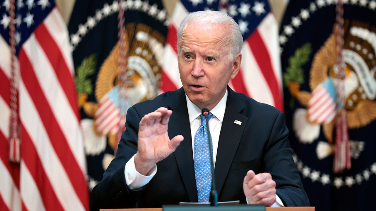 Biden defenderá su orden sobre vacunación obligatoria tras revés judicial