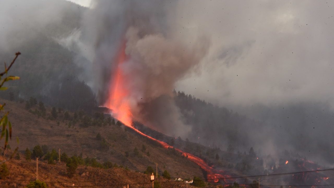 Más de 5 mil evacuados por erupción volcánica en la isla española de La Palma