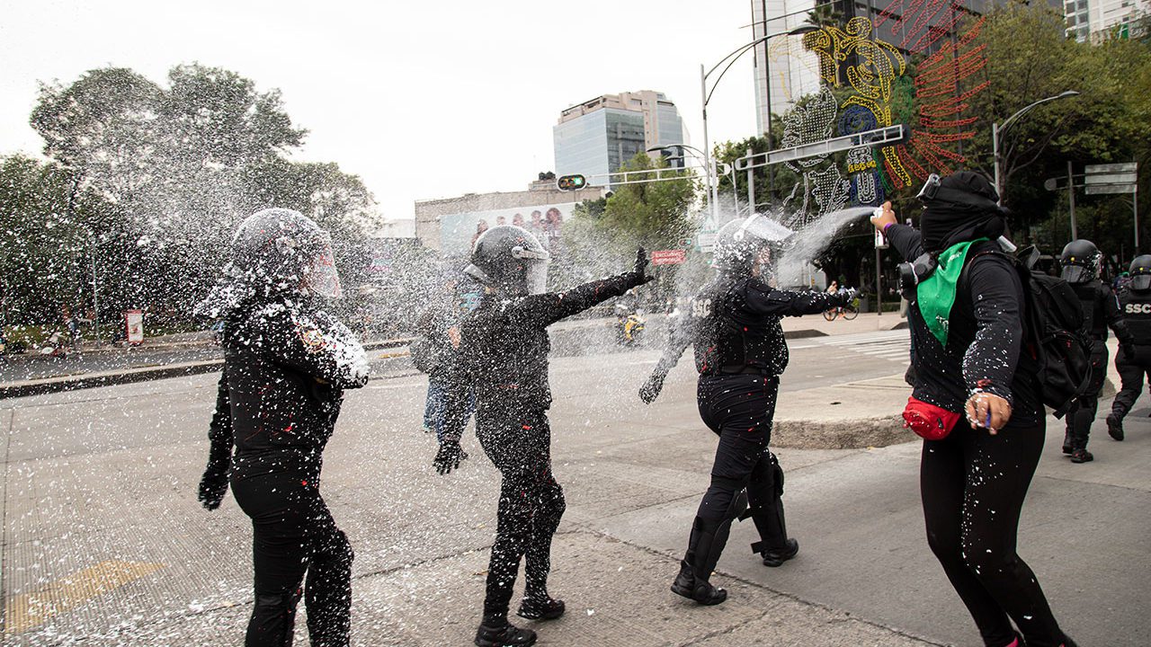 Marchas para golpear y hacer destrozos son actos de conservadores: AMLO