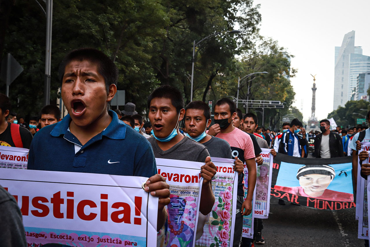 AMLO insiste en que Sedena entregó ‘toda la información’ sobre Ayotzinapa