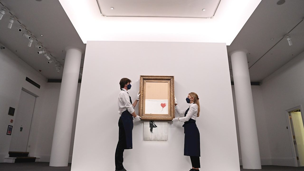 Icónico cuadro de Banksy que se ‘autodestruyó’ regresa a subasta en Sotheby’s