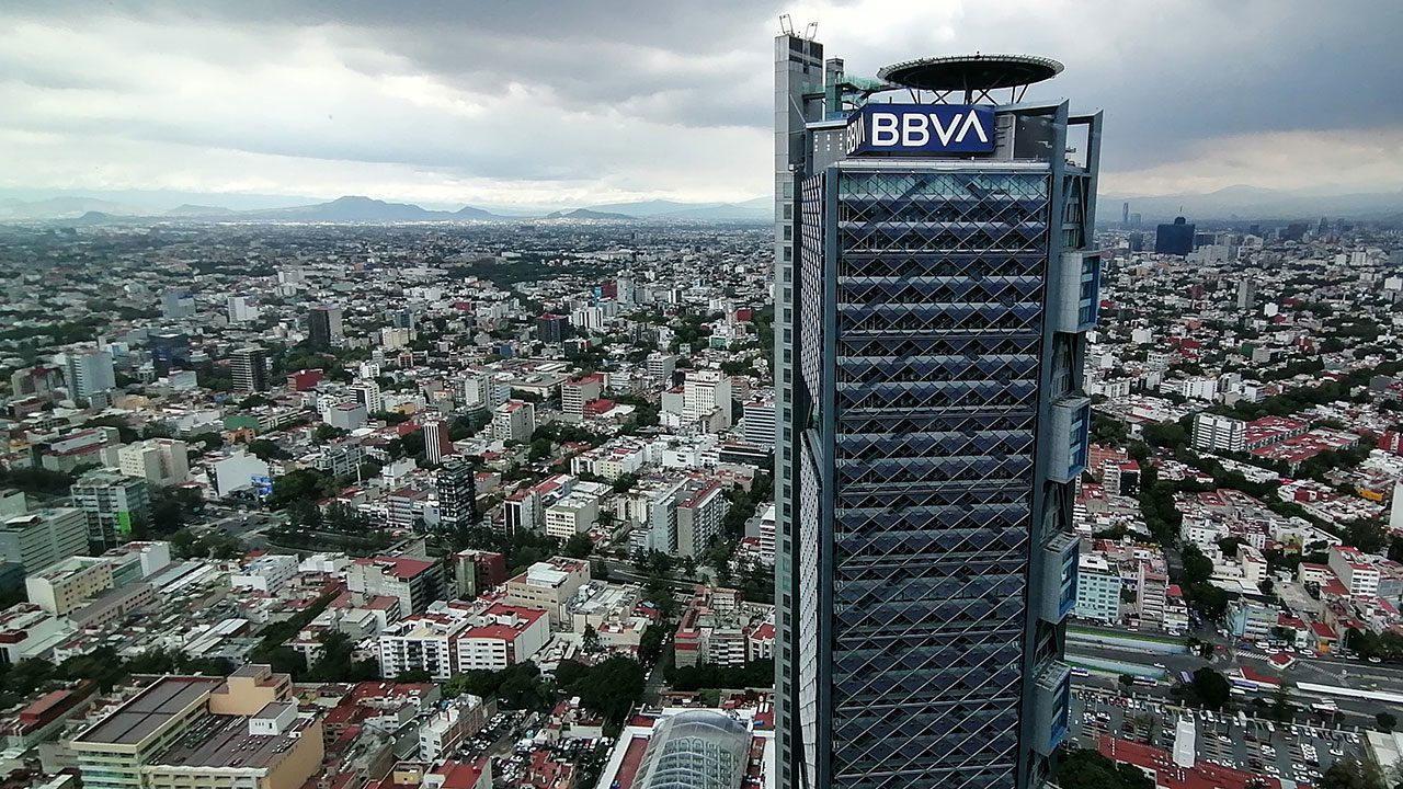AMLO cerrará mejor de lo esperado: BBVA sube su previsión de crecimiento de la economía para 2024