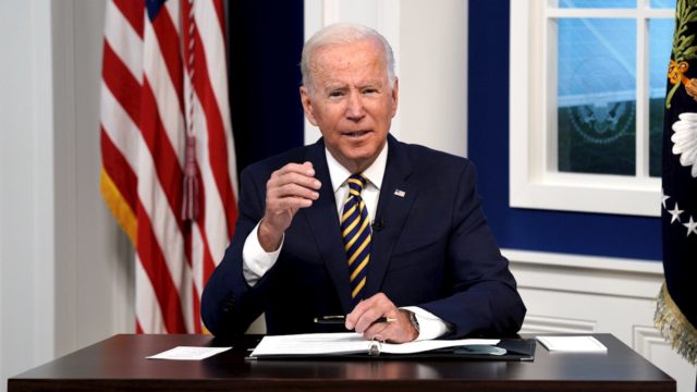 Biden perdona deuda a universitarios