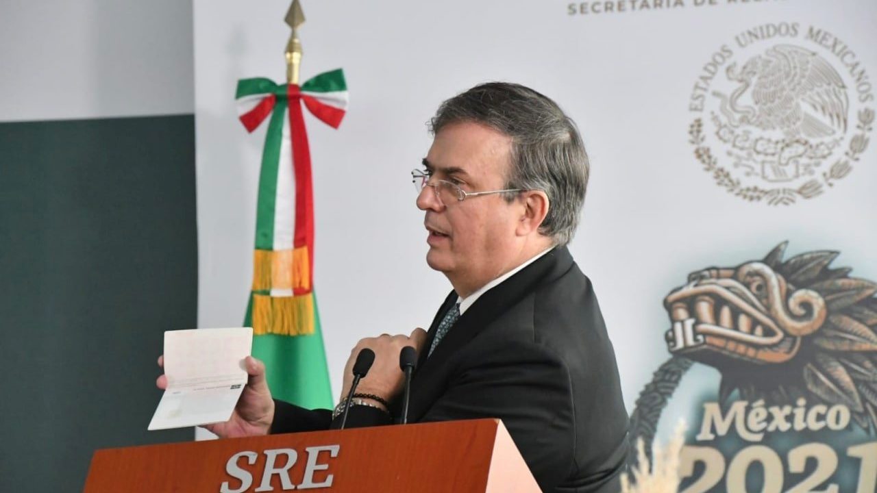 Tendrán pasaportes de menores foto de sus padres, informa Ebrard