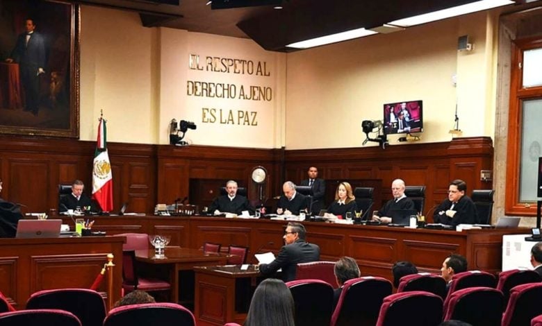 Corte admite controversia de Presidencia contra el INE por revocación