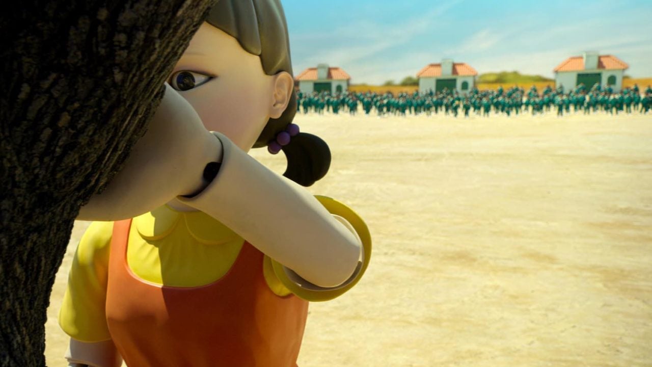 La muñeca de “El Juego del Calamar” así vigila las calles en algún lugar del mundo
